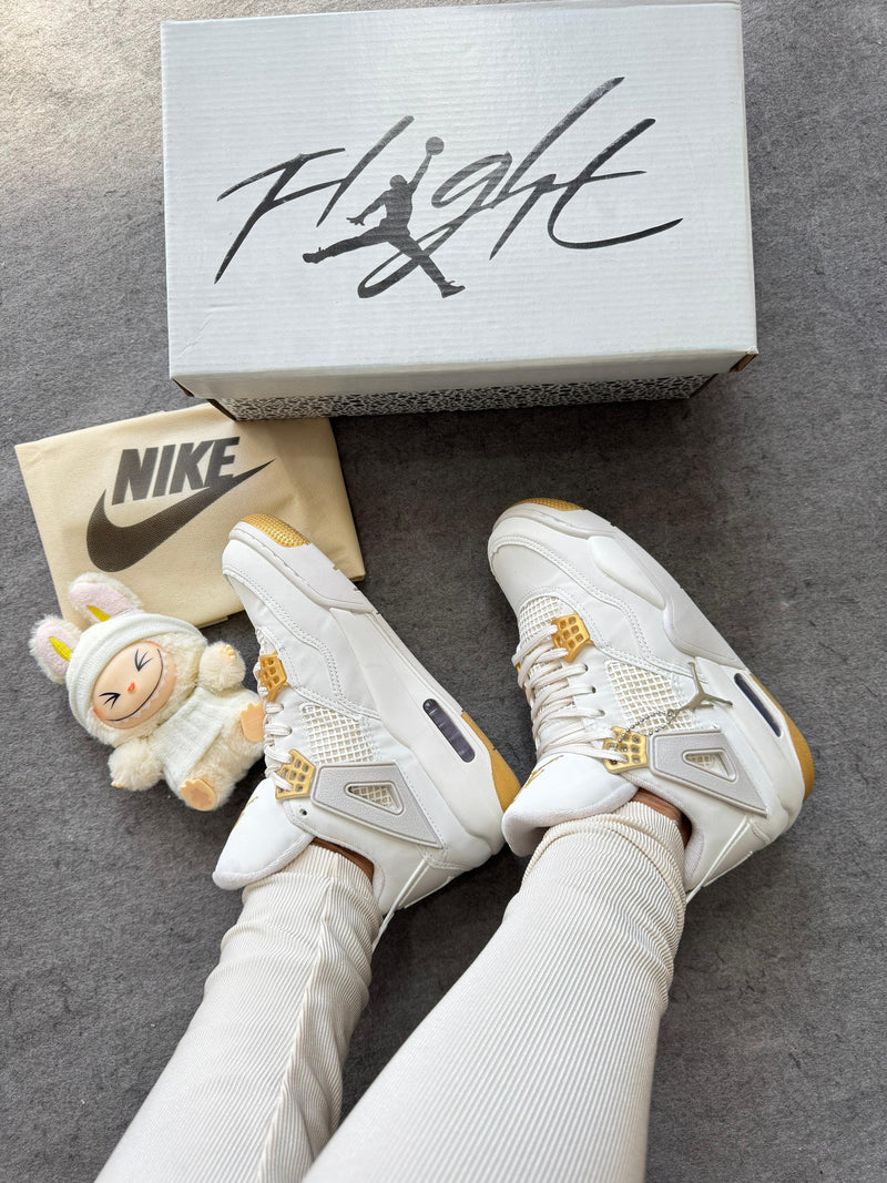 Tênis Feminino NK Jordan 4 Lançamento Off/Ouro