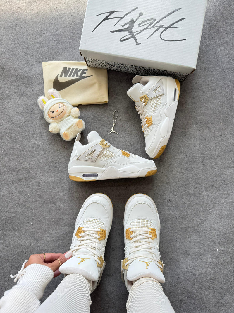 Tênis Feminino NK Jordan 4 Lançamento Off/Ouro